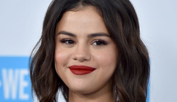 Borítókép: Ciki vagy menő újítás? Selena Gomez cipője megosztott minket