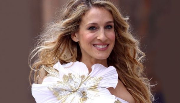 Borítókép: Sarah Jessica Parker menyasszonyi ruhákat tervezett, és a végeredmény láttán te sem jutsz majd szóhoz!