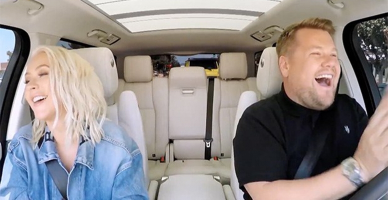 Christina Aguilera kocsiban éneklős performanszát minden rajongónak látnia kell