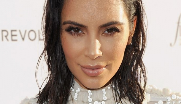 Borítókép: Na ez már sokk! Kim Kardashian meztelen fotóval reklámozza új parfümjét