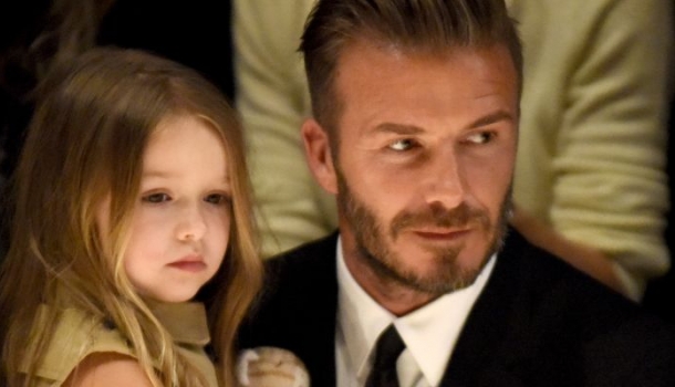 Borítókép: Olvadoznak a rajongók Harper Beckhamtől: Victoria nagyon cuki videót tett közzé róla