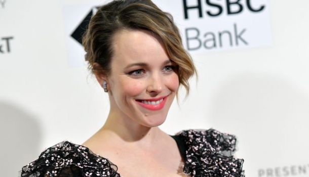 Borítókép: Leesett az állunk! Rachel McAdams pár héttel a szülés után átlátszó ruhába bújt a vörös szőnyegen 