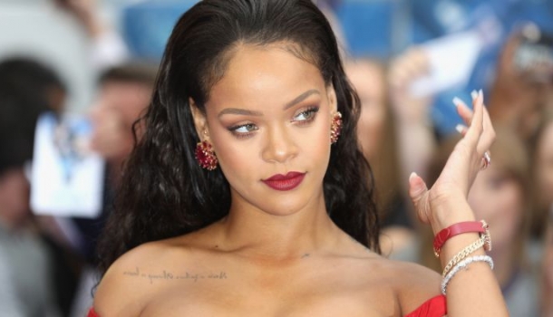 Borítókép: Ciki vagy menő? Rihanna olyan bikinis fotót villantot, amit nem tud feldolgozni az internet