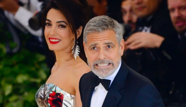 Borítókép: "És hol vannak a gyerekek?" - George és Amal Clooney meglepő helyen rejtegették ikreiket a MET-gálán