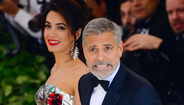 Borítókép: "És hol vannak a gyerekek?" - George és Amal Clooney meglepő helyen rejtegették ikreiket a MET-gálán