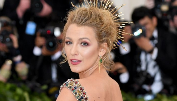 Borítókép: Hatalmas büszkeség: magyar divattervező táskájával vonult végig Blake Lively a Met-gála vörös szőnyegén!