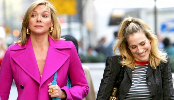 Borítókép: Megosztó trend a láthatáron: a Szex és New York-ból ismert kalap most az internet új kedvence