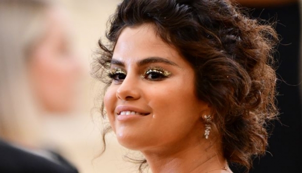 Borítókép: Itt a válasz: Selena Gomez fergeteges videóval reagálta le önbarnítós bakiját