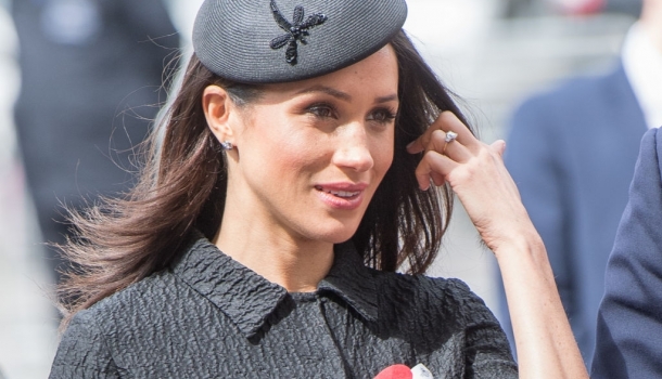 Borítókép: Megvan a tervező: Több, mint 35 milliós esküvői ruhában áll az oltár elé Meghan Markle