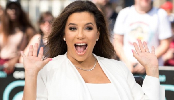 Borítókép: Nagyon bevállalós! 9 hónapos terhesen, átlátszó ruhában pózol Eva Longoria új fotósorozatában
