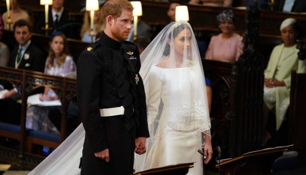 Borítókép: Szexi és extracsinos: nézd meg Meghan Markle második esküvői ruháját!