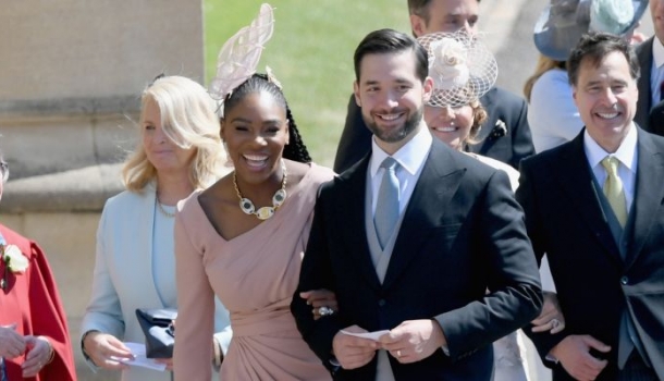 Borítókép: Serena Williams sneakerre cserélte a tűsarkút a royal lagziban