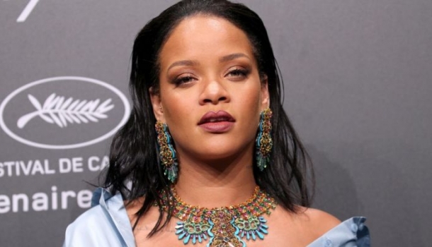 Borítókép: Ciki vagy menő? Rihanna egy farmerszoknyát húzott magára felsőként