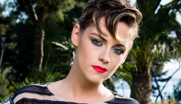 Borítókép: Kristen Stewart bemutatja: íme a tökéletes ruha, ha esküvőre vagy hivatalos