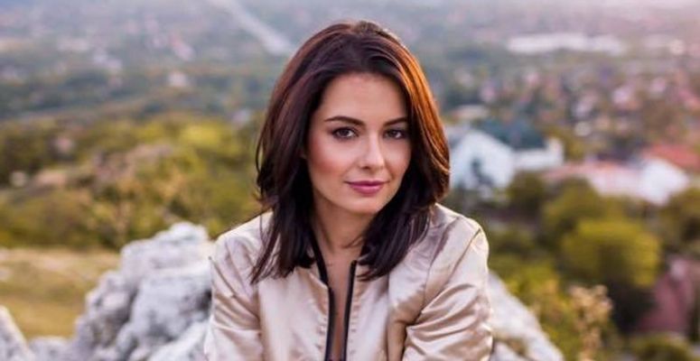 Lola megvédte Tóth Verát a mellvillantós szelfi ügyben