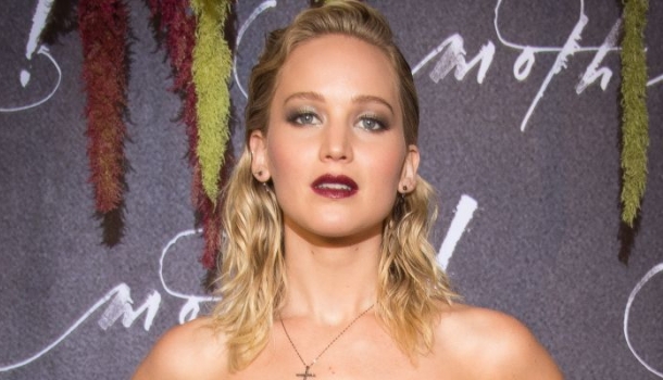 Borítókép: Tipikus! Jennifer Lawrence mindennél szexibb ruhát húzott, mert tudta, hogy a vörös szőnyegen ott lesz az exe - FOTÓ