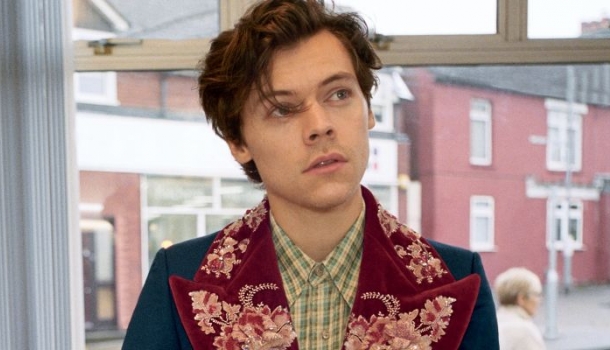 Borítókép: Nincs most szexibb kiegészítő a csirkénél, hála Harry Stylesnak