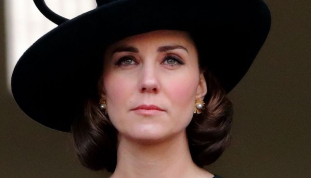 Borítókép: Öngyilkos lett Katalin hercegné és Pippa kedvenc tervezője, nézd meg, milyen ruháit viselték az elmúlt években