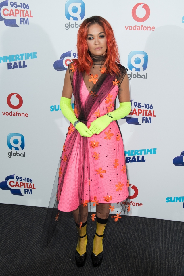 Rita Ora, Rita Ora vörös szőnyeg, Prada, Rita Ora Prada, sztárok vörös szőnyegen, stílusváltás