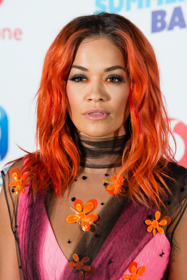 Rita Ora, Rita Ora vörös szőnyeg, Prada, Rita Ora Prada, sztárok vörös szőnyegen, stílusváltás