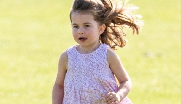 Borítókép: Kiakadt a cukiságmérő! Sarolta hercegnőt még sosem kapták lencsevégre ilyen önfeledt játék közben