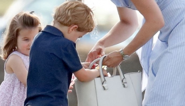 Borítókép: György herceg kipakolt! Kiderült, miket cipel magával designertáskájában Katalin hercegné - FOTÓK