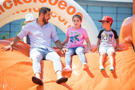 Borítókép: Sztárokkal és családi programokkal ünnepelte az apákat az UNICEF