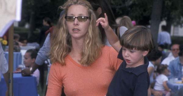 Borítókép: Már 24 éves! Lisa Kudrow ritkán látott fiából kész férfi lett - FOTÓ