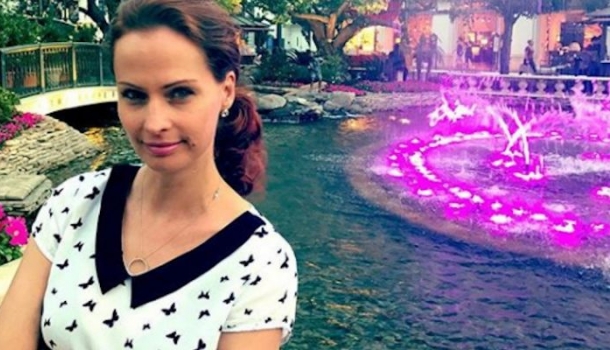 Borítókép: Dobó Kata pici fürdőruhában mutatta meg bomba testét