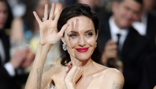 Borítókép: Angelina Jolie akár Meghan hercegné is lehetne ebben az outfitben