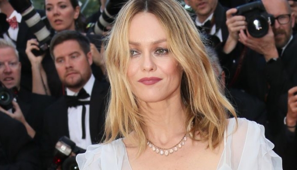 Borítókép: Johnny Depp után ehhez a férfihoz ment hozzá a hétvégén Vanessa Paradis