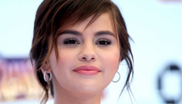 Borítókép: Selena Gomez nyári szettje minden alkathoz tökéletes választás