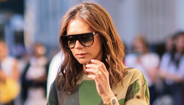 Borítókép: Kopizd le a stílusát: Victoria Beckham pólója amennyire egyszerű, annyira must have ezen a nyáron