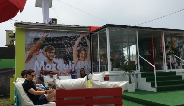 Borítókép: Új közösségi applikációval és napelemes feltöltő standdal jött ki a Balaton Soundra az E.ON