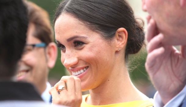 Borítókép: Meghan hercegné nem volt elég figyelmes friss ruhaválasztásánál, kínos helyzetbe is került miatta - FOTÓK