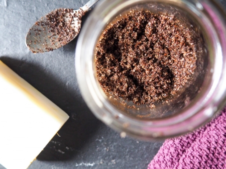 Borítókép: Ha ragyogóan üde bőrre vágysz: kókuszos testradír házilag