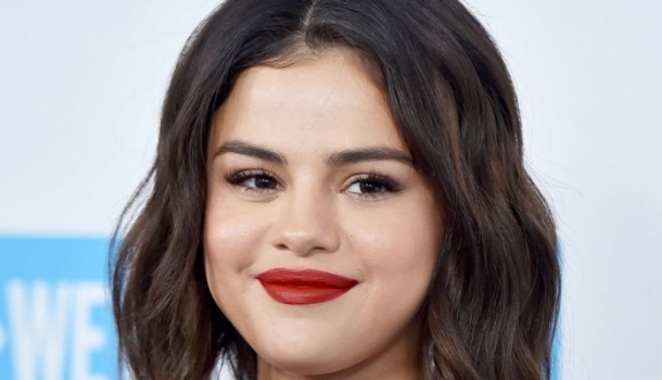 Borítókép: Most akkor csalódott vagy sem? Selena Gomez pólójával üzente meg a világnak, hogy mit gondol Justin eljegyzéséről