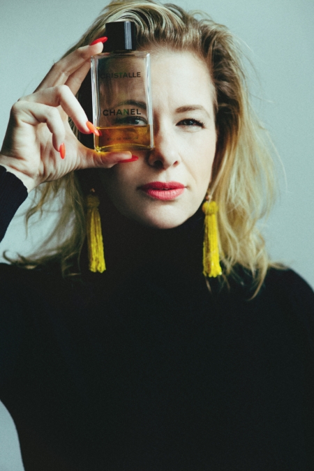 Borítókép: Az illat sorsot dönthet – beszélgetés Lipovszky Csenge illatesztétával azokról az illatokról, amelyek mindenhol, mindenben, és mindenkiben ott vannak