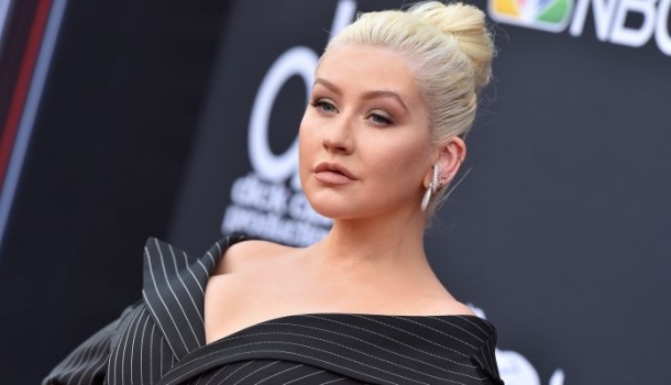 Borítókép: BÜSZKESÉG: Christina Aguilera a magyar tervező, Kis-Juhász Fábián ruhájában fotózták