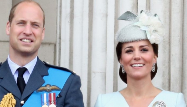 Borítókép: Lajos herceg hivatalos keresztelői portréi: Pózol a királyi család 