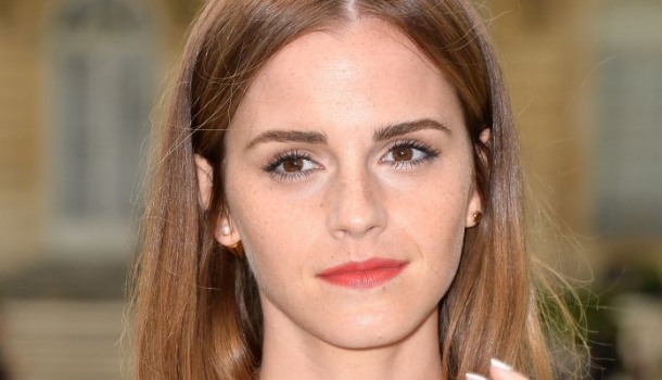 Borítókép: Nesze nektek, Meghan és Katalin! Emma Watson megmutatta, hogy milyen az igazi hercegnői stílus