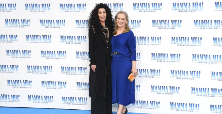 Meryl Streep és Cher kamerák előtt csókot váltottak