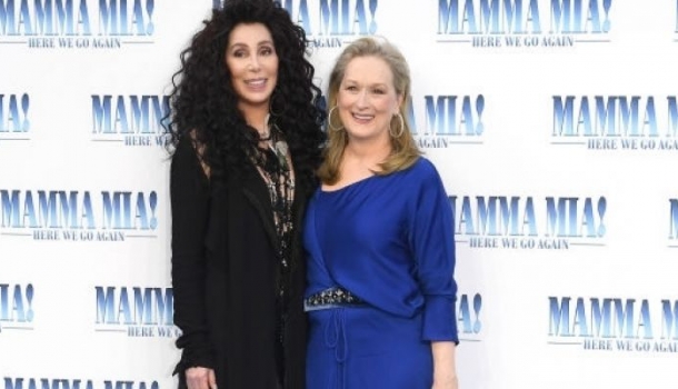 Borítókép: Meryl Streep és Cher kamerák előtt csókot váltottak