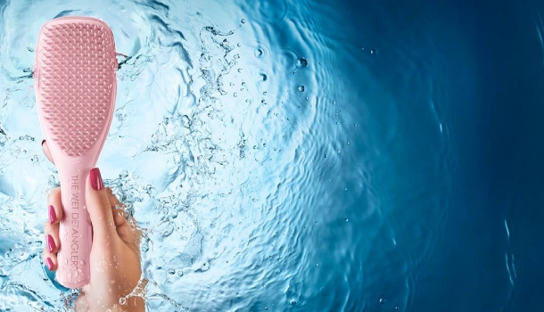 Borítókép: Végre itt a hajkefe, mellyel vizes hajat is könnyedén lehet kifésülni