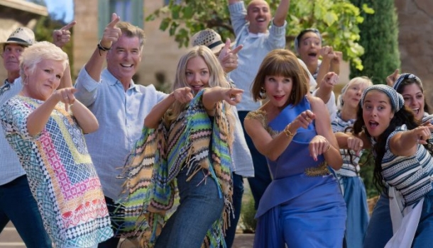 Borítókép: 24 fotó, ami bizonyítja, hogy a Mamma mia 2 forgatása tényleg észvesztő volt