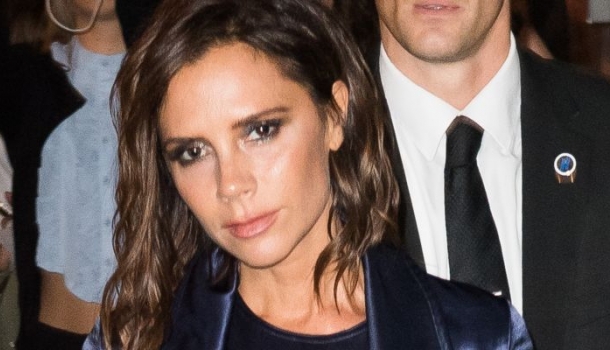 Borítókép: Történelmi pillanat! Victoria Beckham mosolyog egy fotón