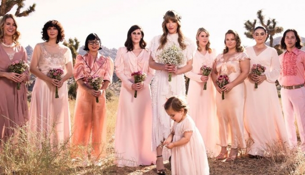 Borítókép: Viszlát, barackszín! Hatalmas a változás a 2018-as koszorúslányruha-trendekben