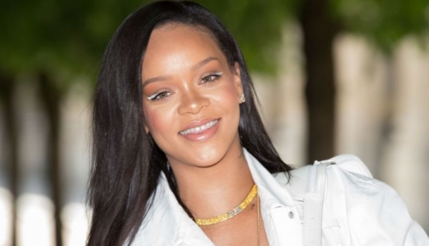 Borítókép: Rihanna új frizurája nagyon visszafogott és menő