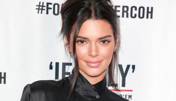 Borítókép: BRÉKING: Kendall Jenner Nanushka ruhába bújt - FOTÓK