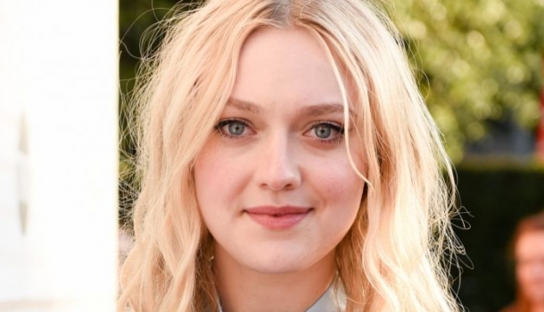 Borítókép: Dakota Fanning kitálalt: az egészségébe került, hogy hónapokig ezt a ruhadarabot hordta